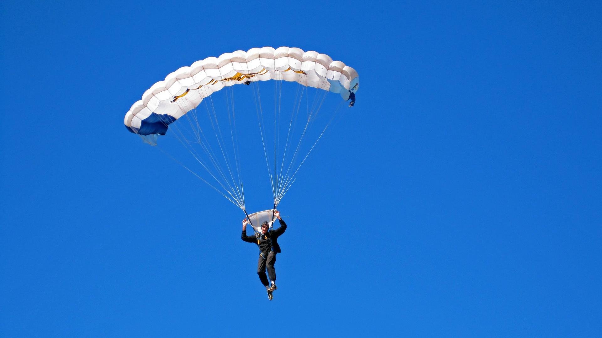 水上橡皮艇漂流赛，惊险刺激欢乐无限，橡皮艇在水里如何固定